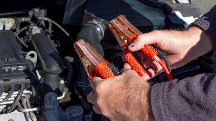 se puede cargar la batería del coche sin desconectarla