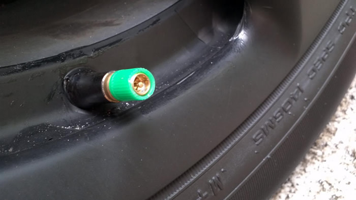 ¿Cómo sé si los tapones verdes de mis neumáticos son de nitrógeno?