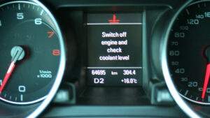 Apague el motor y verifique el nivel de refrigerante en Audi