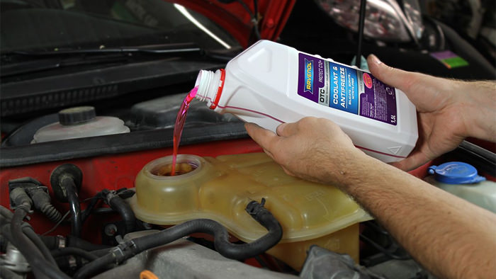 Apague el motor y verifique el nivel de refrigerante Causas del refrigerante